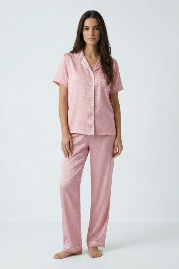 pyjama satiné rose femme manches courtes chemise et pantalon coupe droite