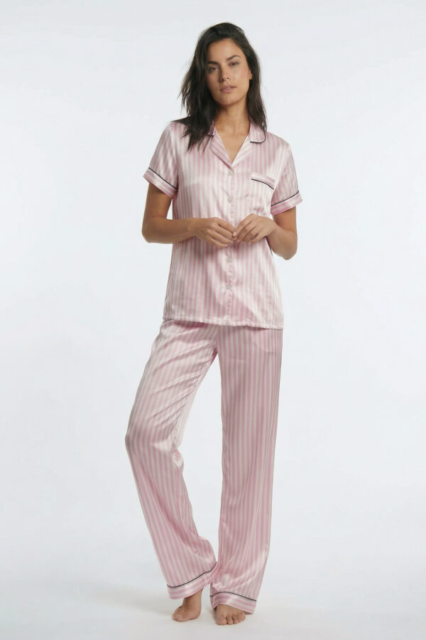 Ensemble pyjama femme satiné rose à rayures, chemise boutonnée manches courtes avec passepoil noir et pantalon fluide taille élastiquée