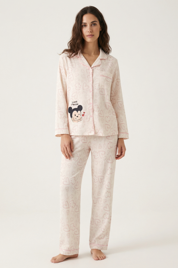 Ensemble pyjama femme doux et léger en microfibres, chemise boutonnée avec passepoil et poche poitrine, pantalon fluide confortable. Jaune pastel