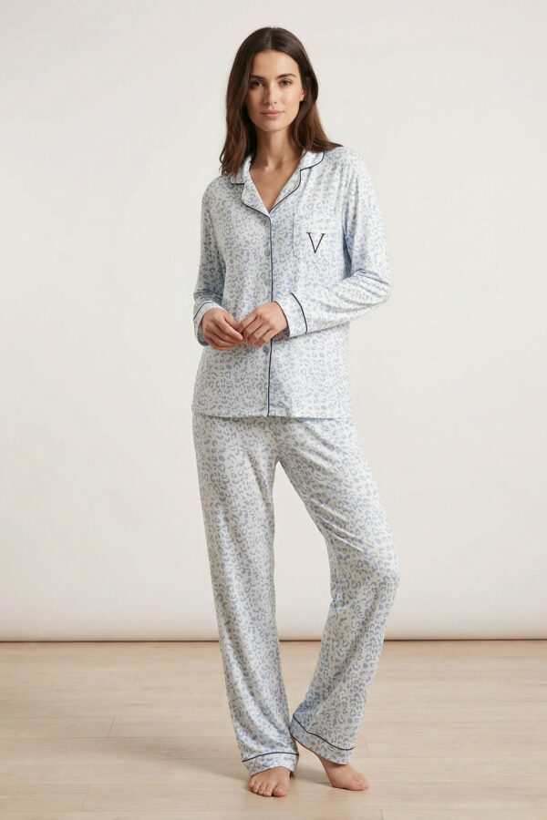 Ensemble pyjama femme mi-saison en coton modal, chemise boutonnée et pantalon fluide, tissu ultra doux et confortable bleu ciel