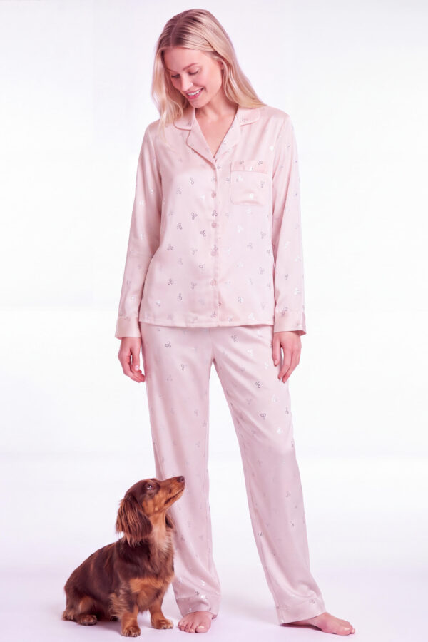 Pyjama ouvert en satin doux, rose motifs petits noeuds brillants.