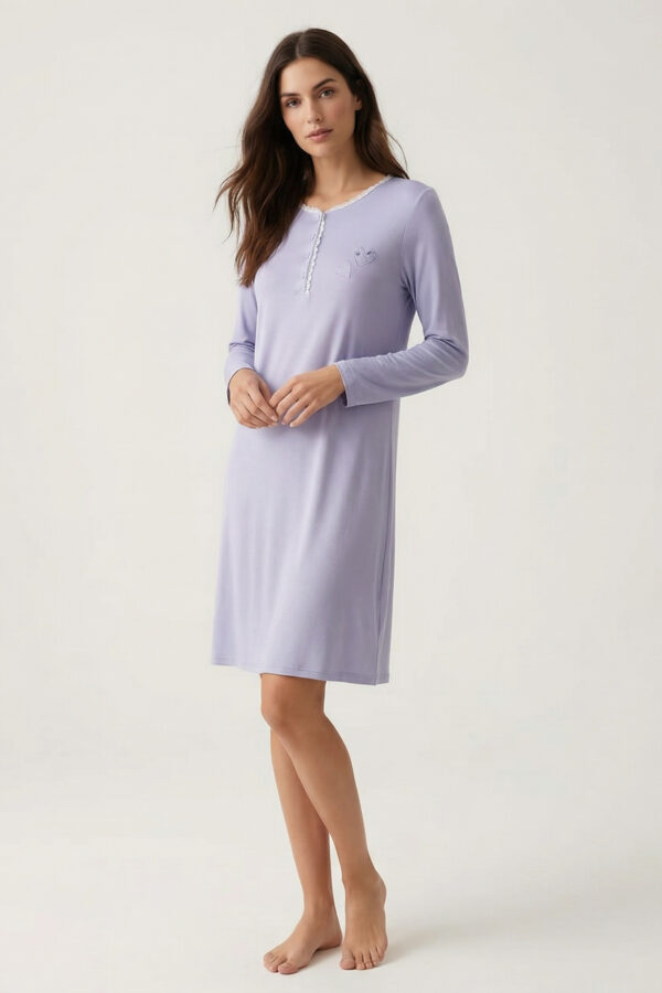 chemise de nuit femme manches longues en modal lavande poudrée avec dentelle au col et broderie cœurs.