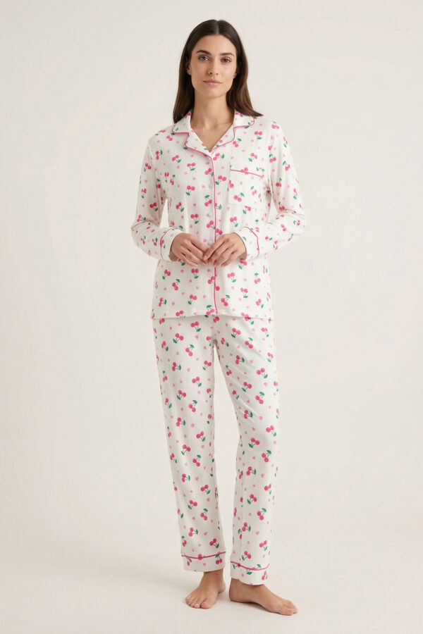 pyjama femme blanc imprimé petites cerises, chemise boutonnée avec passepoil contrasté et pantalon confortable à taille élastiquée.