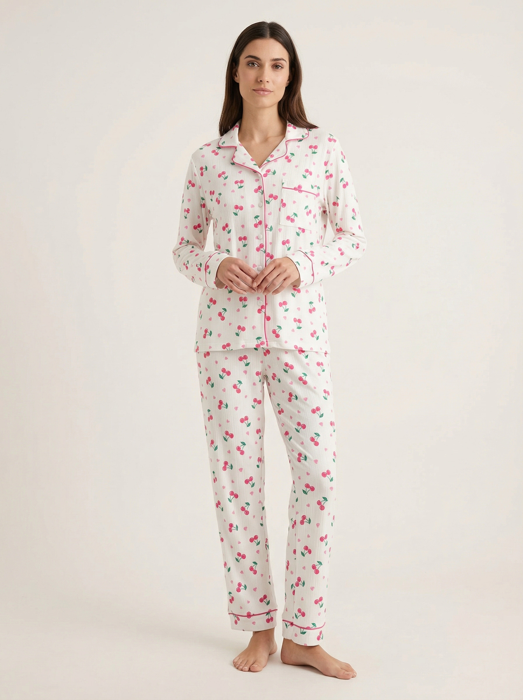 pyjama femme blanc imprimé petites cerises, chemise boutonnée avec passepoil contrasté et pantalon confortable à taille élastiquée.