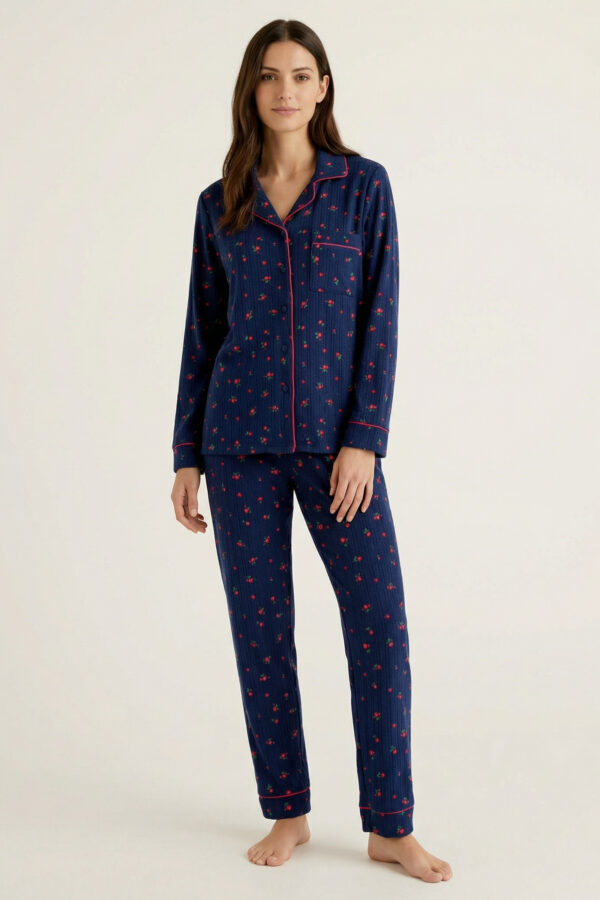 pyjama femme bleu marine imprimé petites fleurs, chemise boutonnée avec passepoil rouge, maille finement côtelée et pantalon à taille élastiquée -LiseBell