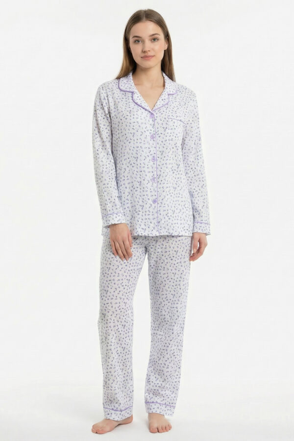 Pyjama femme manches longues en pur coton texturé imprimé petites fleurs avec passepoil contrasté et poche poitrine – coloris lavande