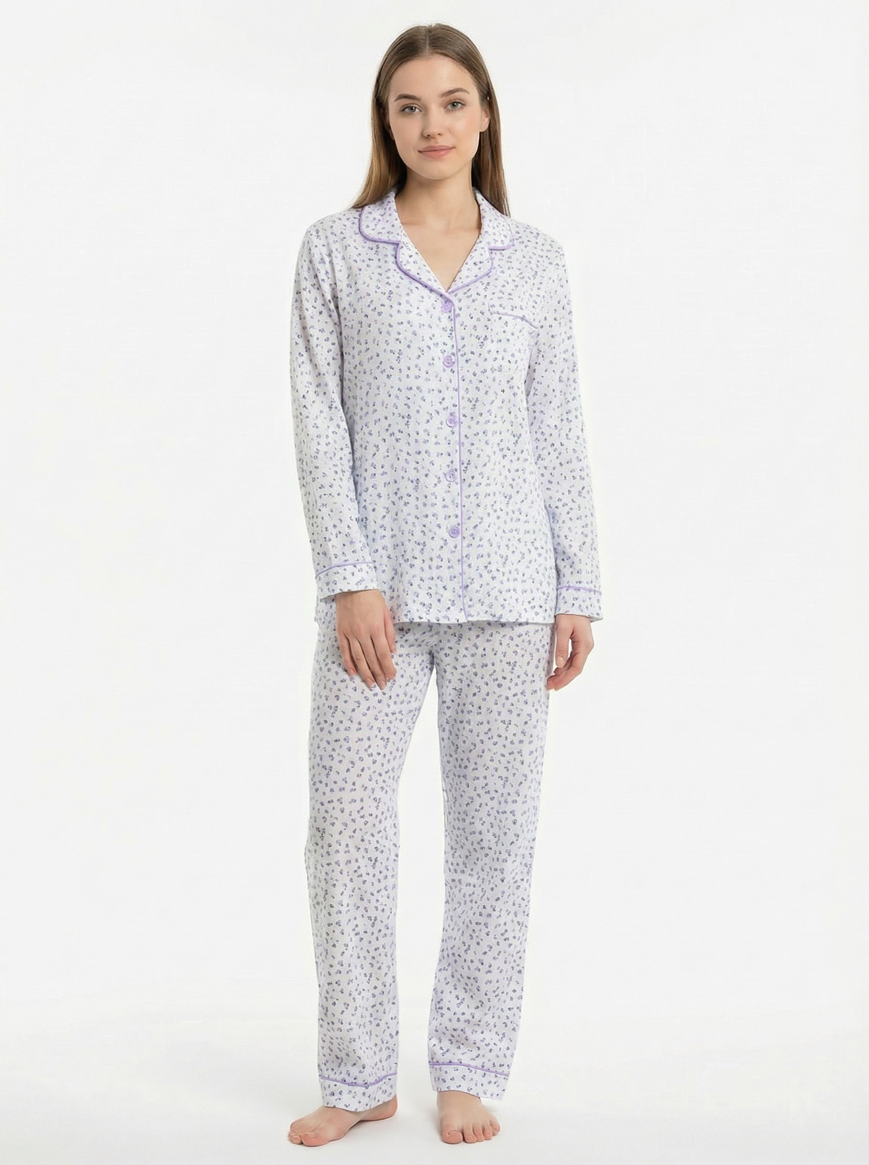 Pyjama femme manches longues en pur coton texturé imprimé petites fleurs avec passepoil contrasté et poche poitrine – coloris lavande