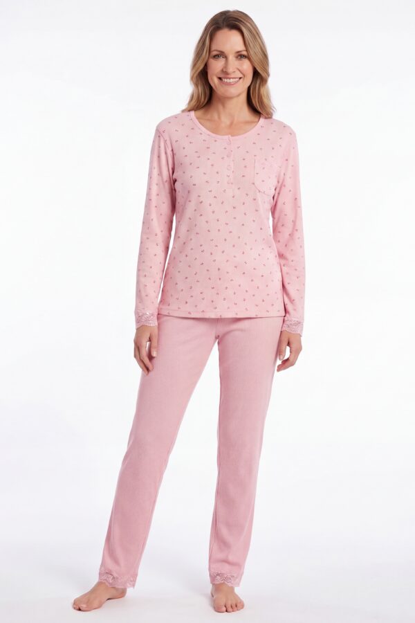 Pyjama finement côtelé rose, finitions dentelle.