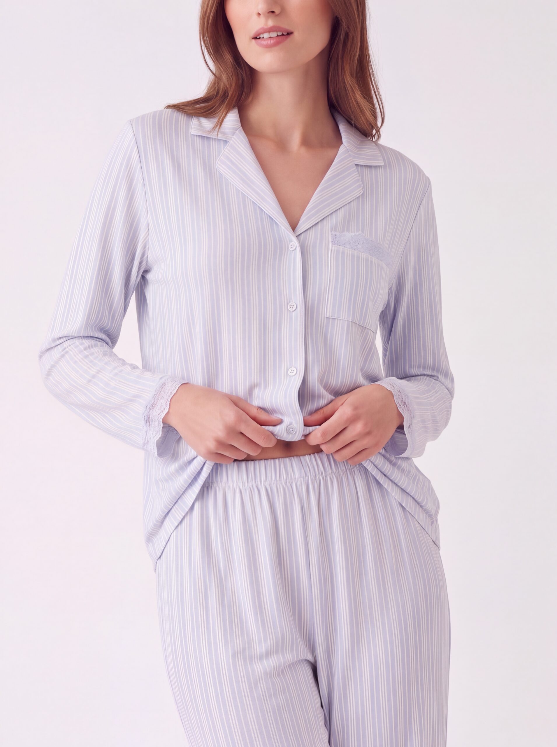 Pyjama bleu, finition dentelle , fines rayures , taille élastiquée.